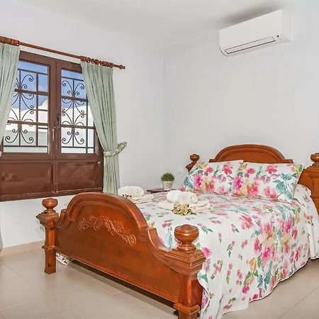 Villa Sleeps 6 Air Con Wifi *