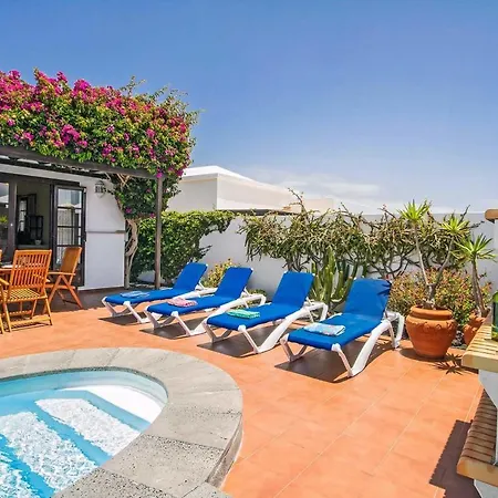 Villa Sleeps 6 Air Con Wifi