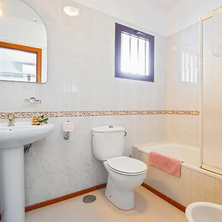 Villa Sleeps 6 Air Con Wifi