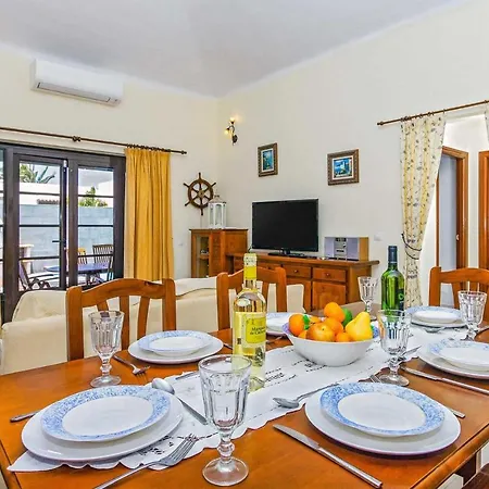 Villa Sleeps 6 Air Con Wifi