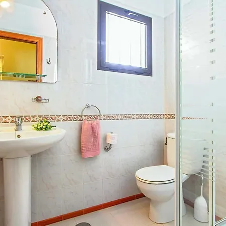 Villa Sleeps 6 Air Con Wifi