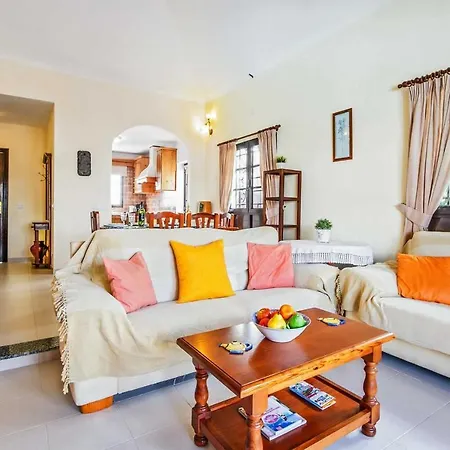 Villa Sleeps 6 Air Con Wifi *