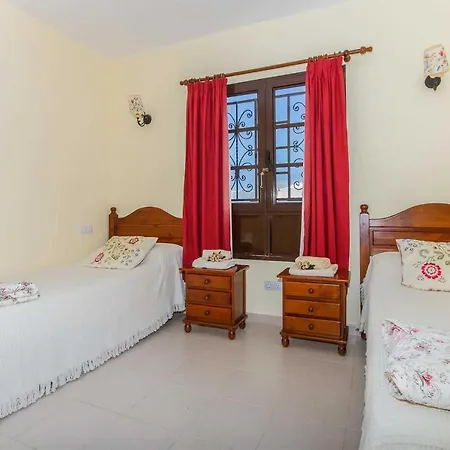 Villa Sleeps 6 Air Con Wifi *