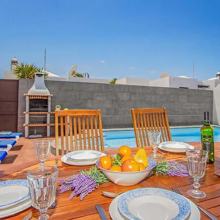 Villa Sleeps 6 Air Con Wifi *